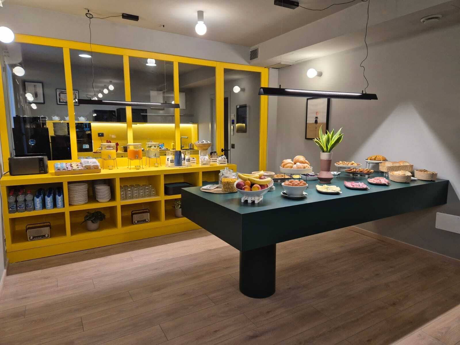 Un bufé de desayuno con diversos alimentos y una estación de café.