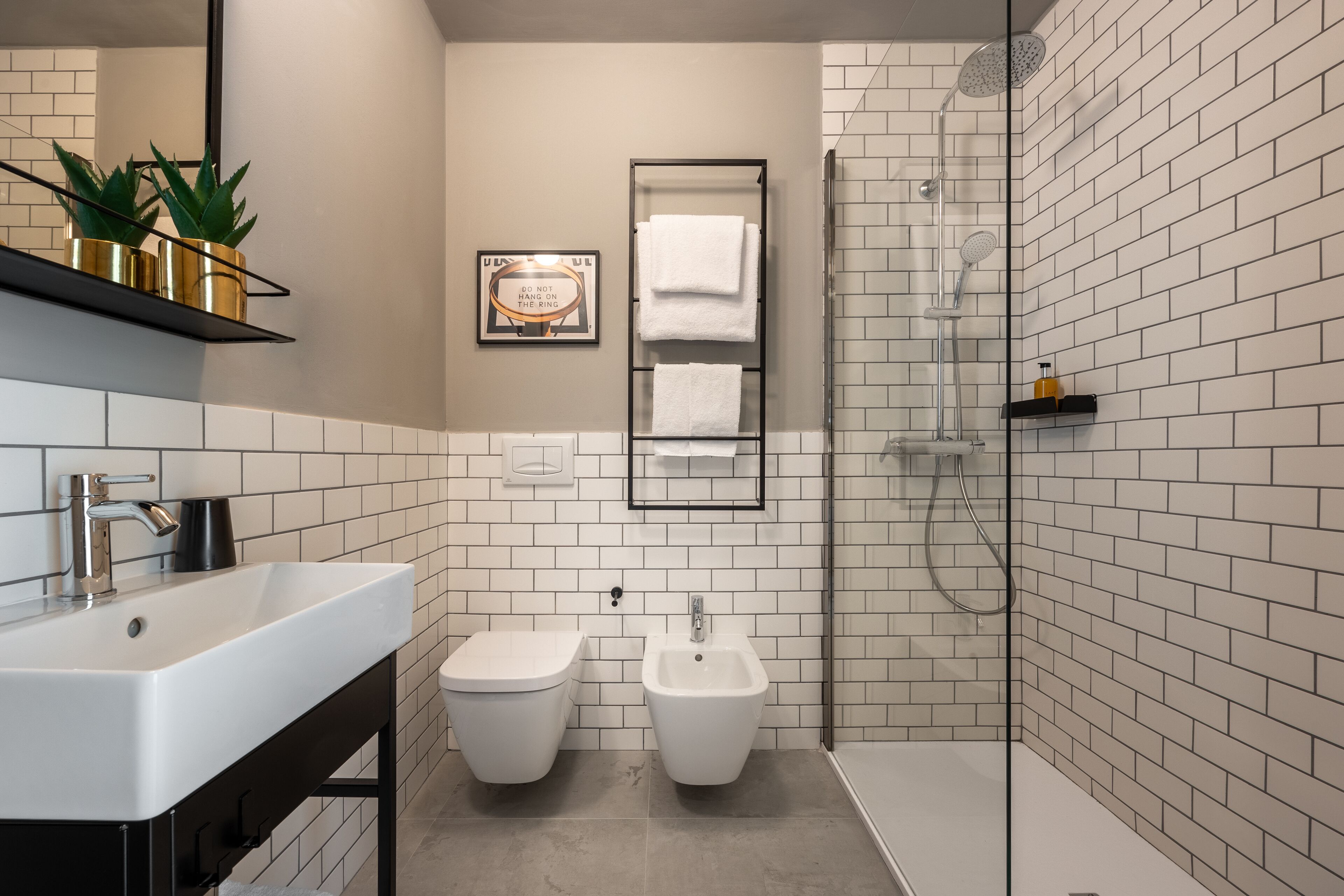 Een douche, een haardroger, handdoeken