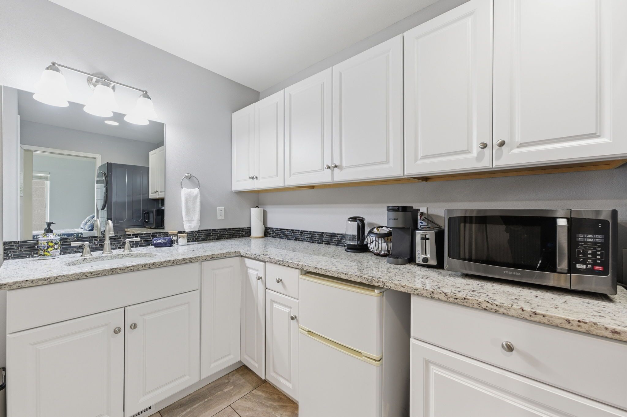 Coffee/tea maker, fridge, microwave, toaster