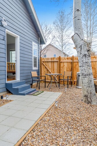 Cozy Queen, Private Bathroom and Entryway