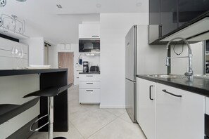 Mikrowelle, Geschirrspüler, Wasserkocher mit Kaffee-/Teezubehör