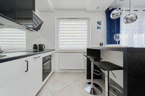 Mikrowelle, Geschirrspüler, Wasserkocher mit Kaffee-/Teezubehör