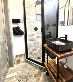 Een douche, een haardroger, handdoeken, zeep