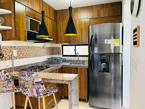 Refrigerador, microondas, horno y parrilla de estufa 
