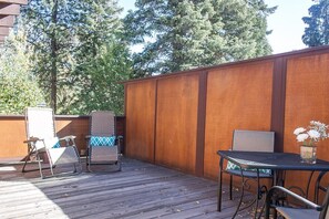 Outdoor dining - Bluebird Day - Casa Sol (Bend)