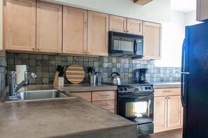 Fridge, microwave, oven, stovetop - Bluebird Day - Casa Sol (Bend)