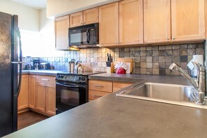 Fridge, microwave, oven, stovetop - Bluebird Day - Casa Luna (Bend)