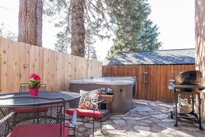 Outdoor dining - Bluebird Day - Casa Luna (Bend)