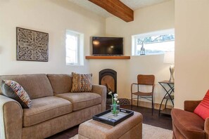 TV, fireplace - Bluebird Day - Casa Luna (Bend)
