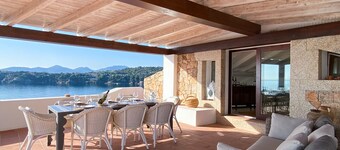 Designer apartment overlooking the bay. Shared pool, access to the sea