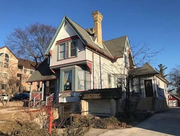 Exterior - Warm and cozy home located in Wauwatosa Village downtown (Wauwatosa)