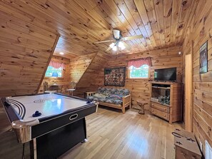 Tv, eldstad och bordsfotboll