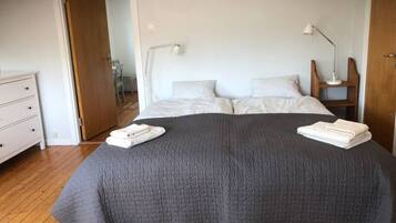 3 soverom, skrivebord, strykejern/-brett og reiseseng for barn