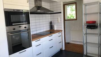 Jääkaappi, mikroaaltouuni, uuni, liesi
