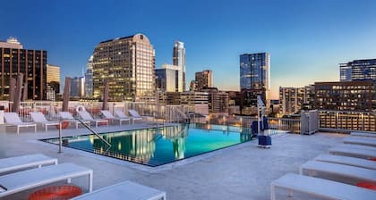 Roomy Studio at Austin Resort! Complete with Rooftop Pool, Fire Pit, and More!
