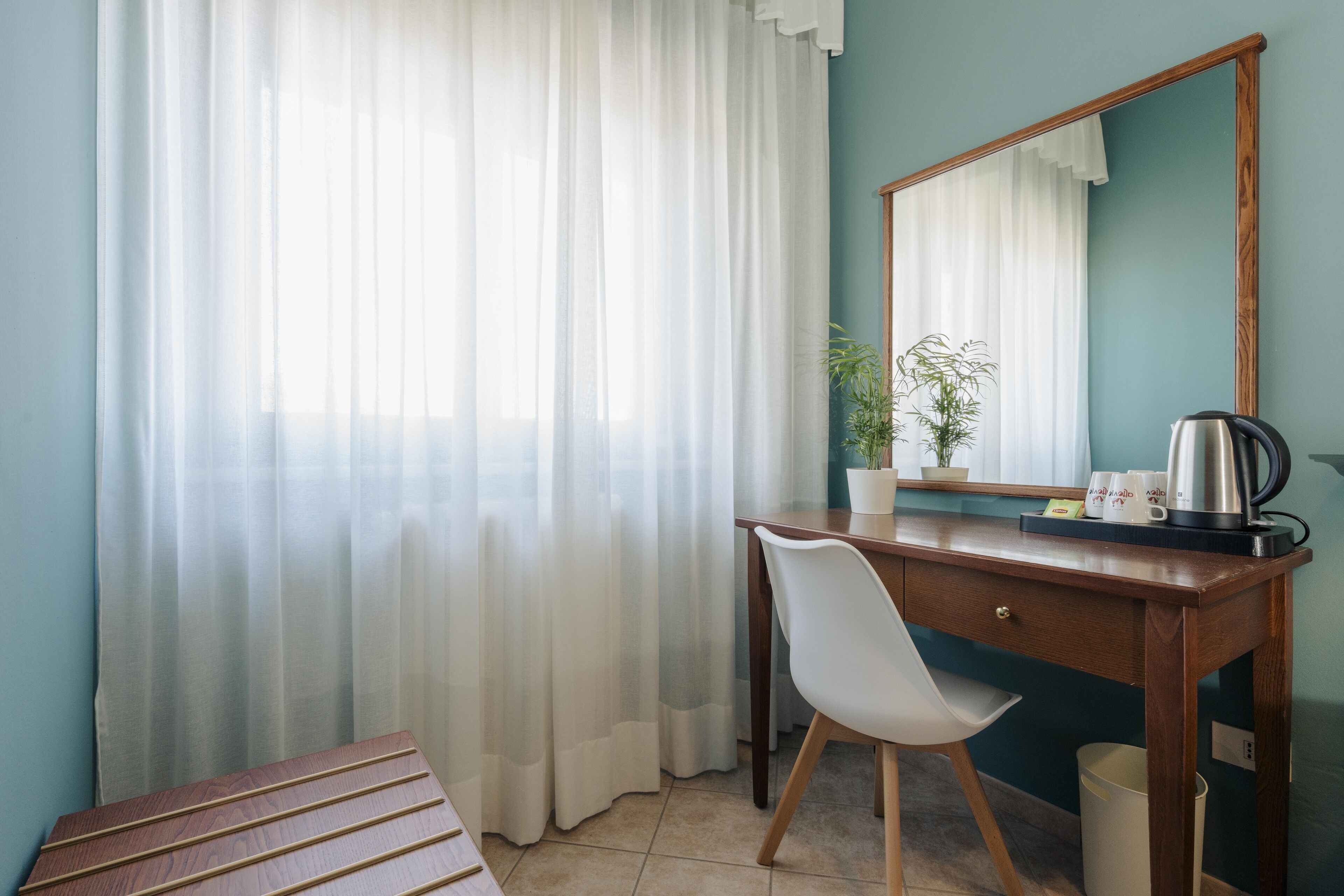 Zimmersafe, individuell eingerichtet, Schreibtisch