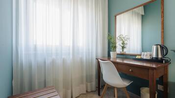 Zimmersafe, individuell eingerichtet, Schreibtisch