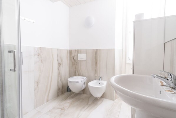 Dusche, Haartrockner, Bidet, Handtücher