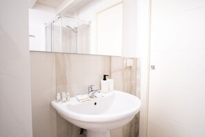 Dusche, Haartrockner, Bidet, Handtücher