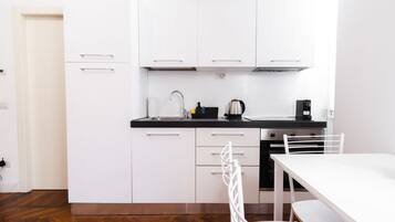 Frigorifero, microonde, forno, piano cottura