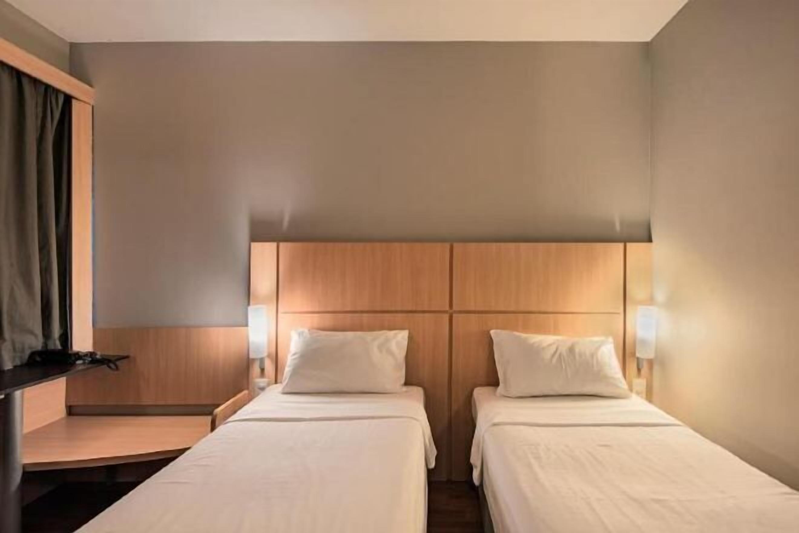 Espacio para trabajar con laptop, wifi gratis y ropa de cama 