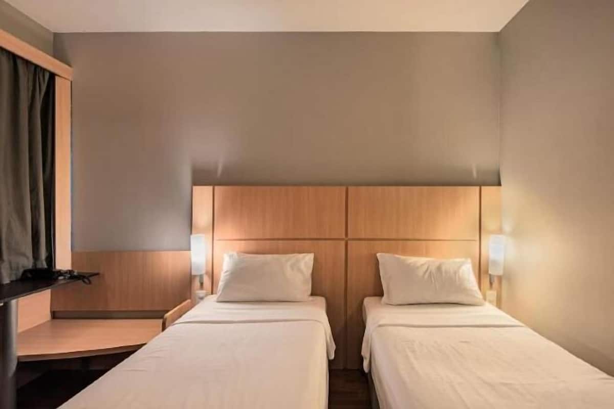 Espacio para trabajar con laptop, wifi gratis y ropa de cama