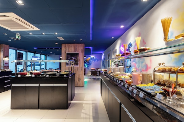 Daily buffet breakfast (BRL 35 per person)