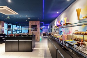 Daily buffet breakfast (BRL 35 per person)