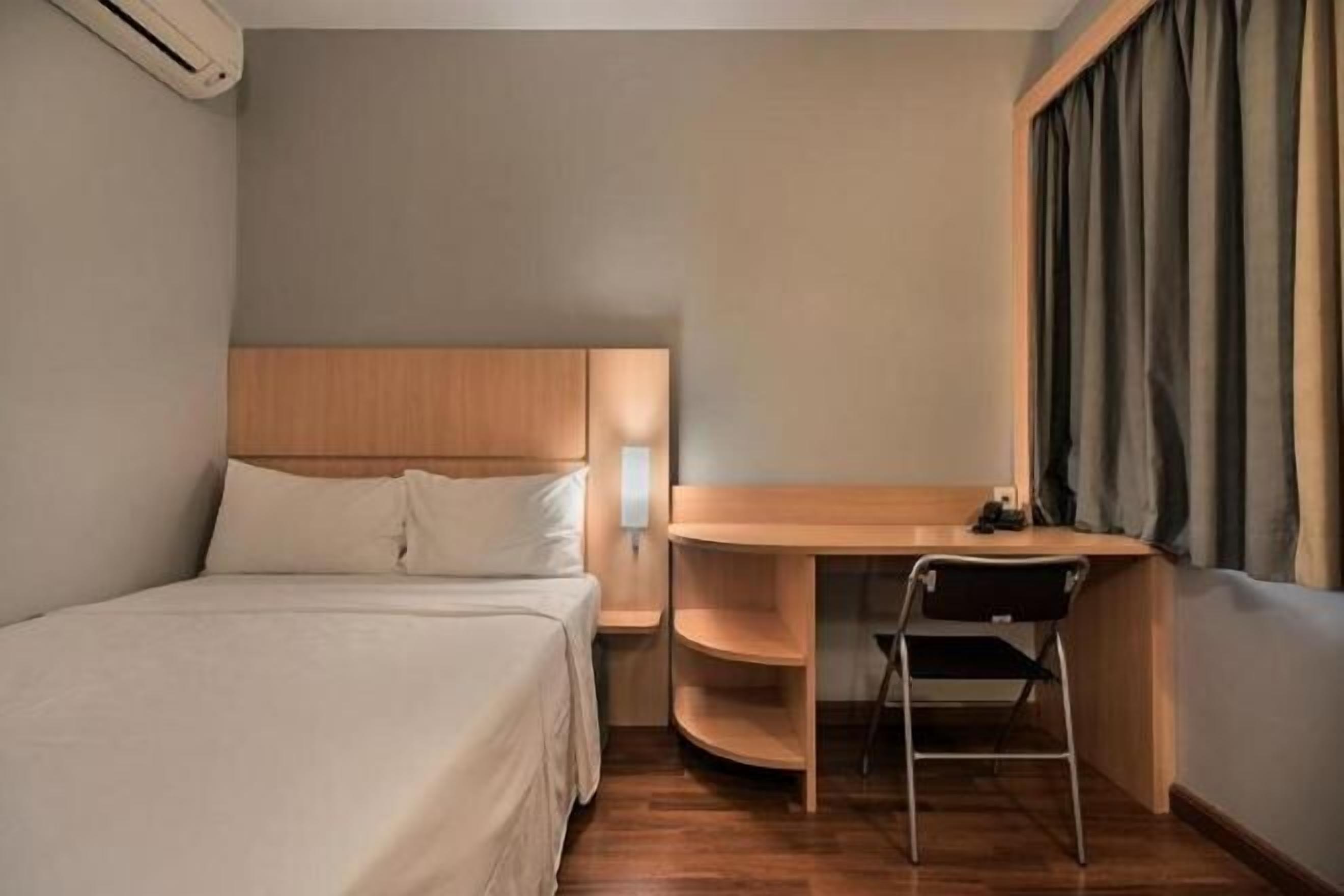 Espacio para trabajar con laptop, wifi gratis y ropa de cama 