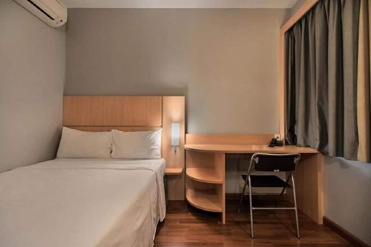 Espacio para trabajar con laptop, wifi gratis y ropa de cama