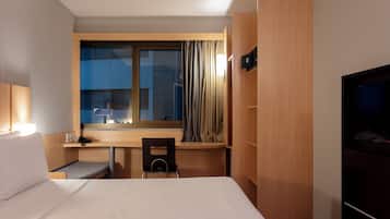 Quarto Casal Standard | Espace de travail pour ordinateur portable, Wi-Fi gratuit, draps fournis