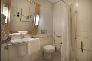 Quarto Standard com 2 Camas de Solteiro | Badezimmer | Dusche, Handtücher, Seife, Shampoo