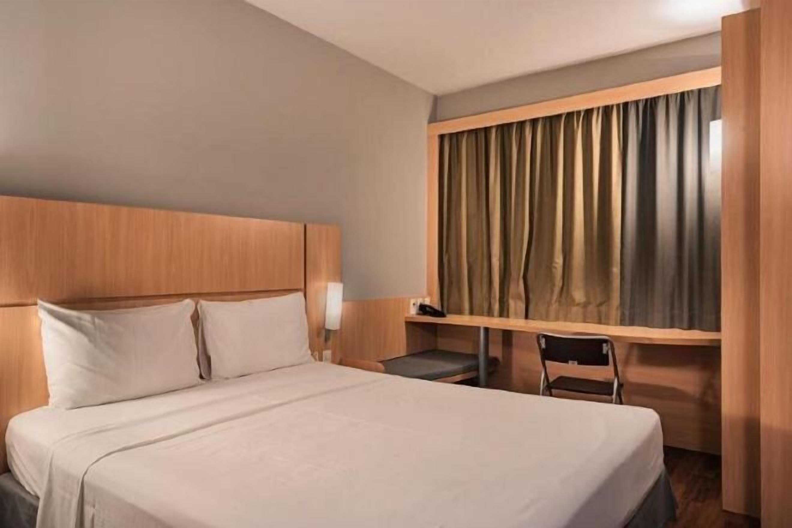 Espacio para trabajar con laptop, wifi gratis y ropa de cama 