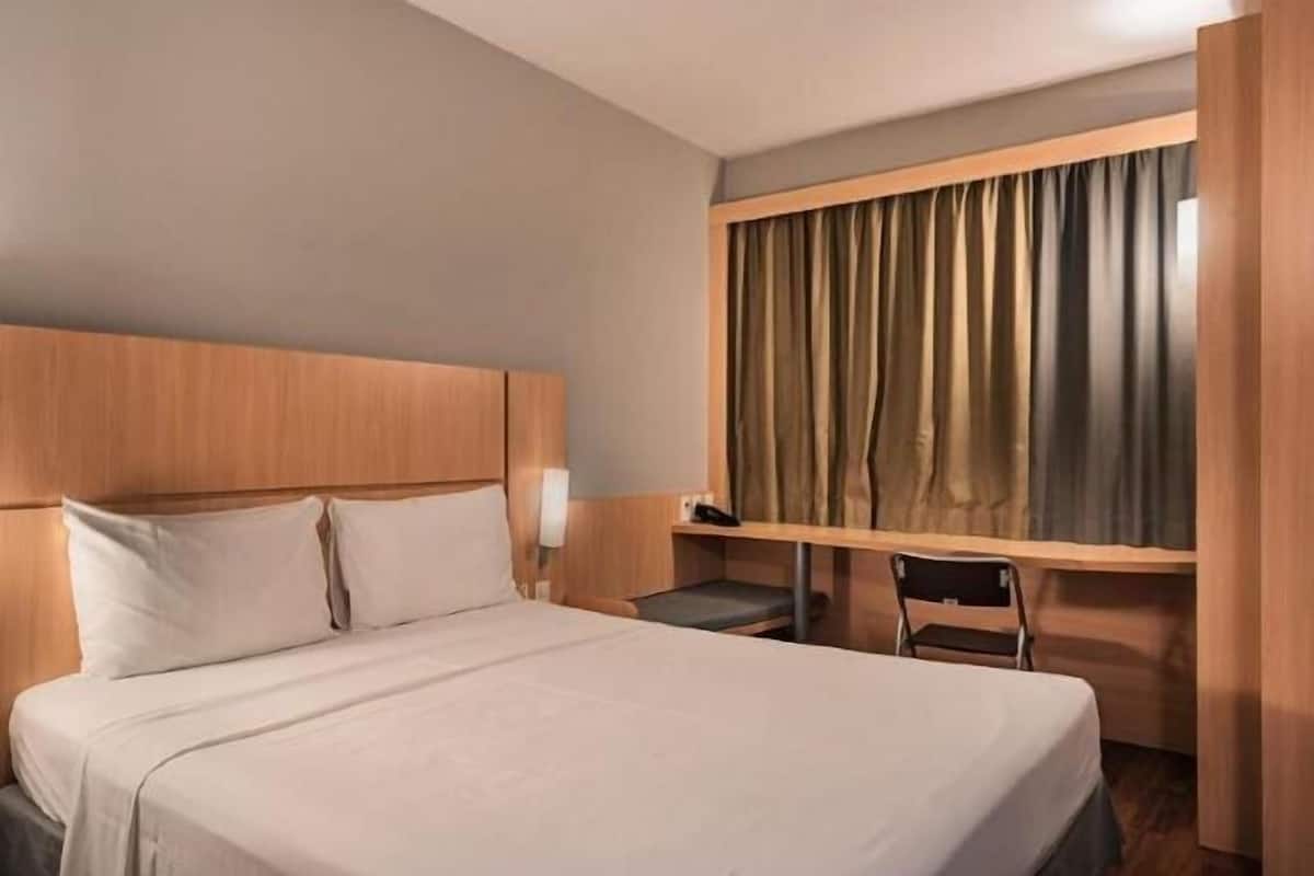 Espacio para trabajar con laptop, wifi gratis y ropa de cama
