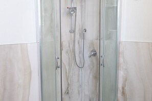 Dusche, kostenlose Toilettenartikel, Haartrockner, Bidet