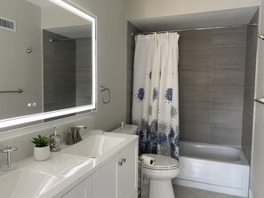 Haartrockner, Handtücher, Seife, Shampoo