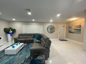 Smart TV, chimenea, libros, estéreo