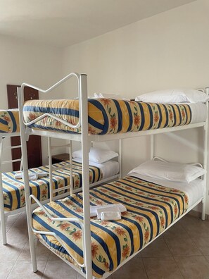 Minibar, in-room safe, individually furnished, bed sheets - Ostello Altevie (Guardiagrele)