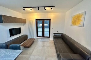 Smart TV - Modern 4 bed 4 en-suite house - Great location (Huddersfield)