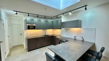 Fridge, oven, stovetop, dishwasher