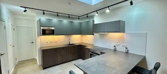 Modern 4 bed 4 en-suite house - Great location