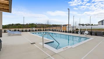 Una piscina al aire libre de temporada