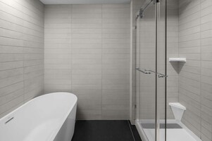 Suite presidencial, 1 cama de matrimonio grande | Baño | Artículos de higiene personal gratuitos, secador de pelo y toallas