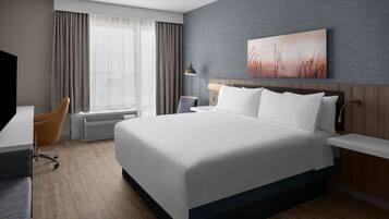 Brankas, meja kerja, tirai kedap cahaya, dan setrika/meja setrika