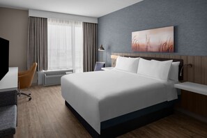 Caja fuerte, escritorio, cortinas opacas y tabla de planchar con plancha