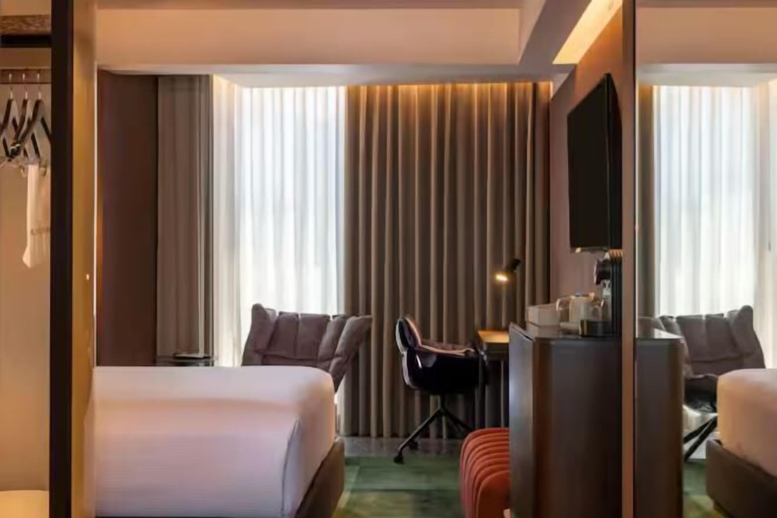 Minibar, caja de seguridad en la habitación y escritorio 