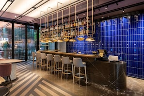 2 bars/lounges