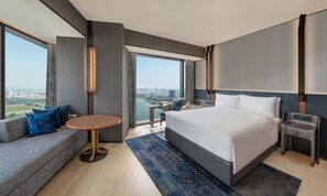 Saigon Suite River View | Värdeförvaringsskåp på rummet, individuell inredning och unika möbler