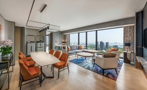 Premium-Suite, 1 King-Bett, Flussblick | Wohnbereich