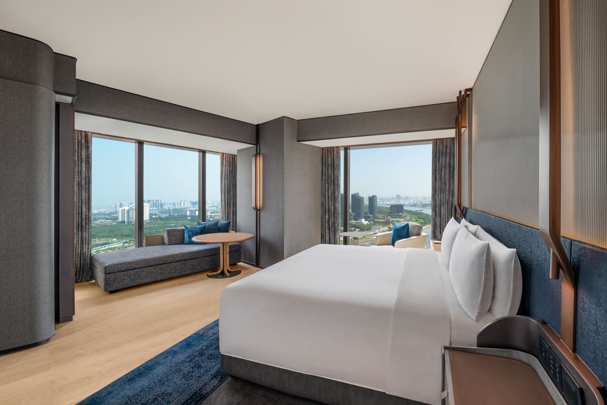 Suite, 1 King Bed, River View | City view
